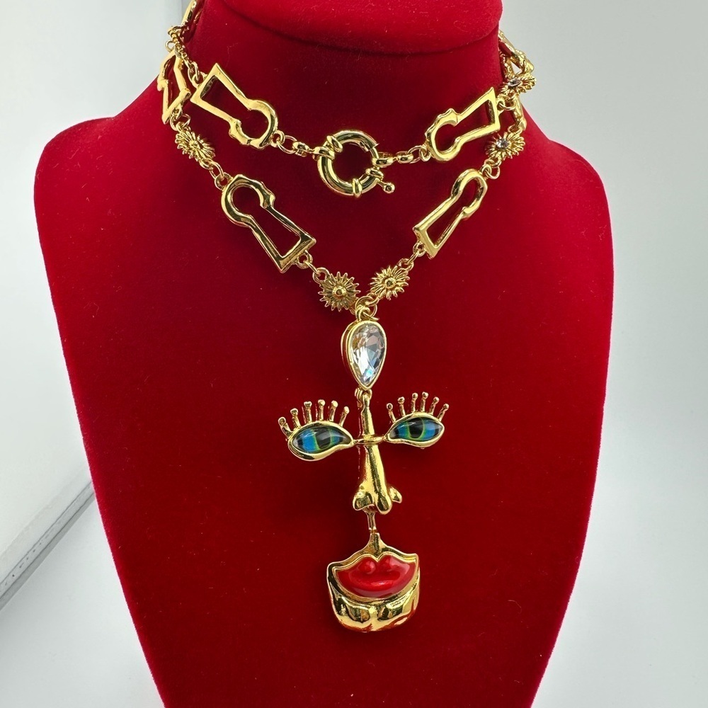 Visage Baroque Gold Artistic Face Pendant Necklace - Picture 3 of 11